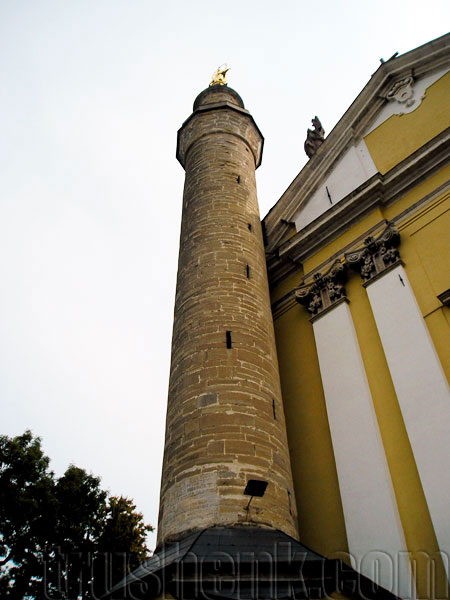 минарет с Девой Марией